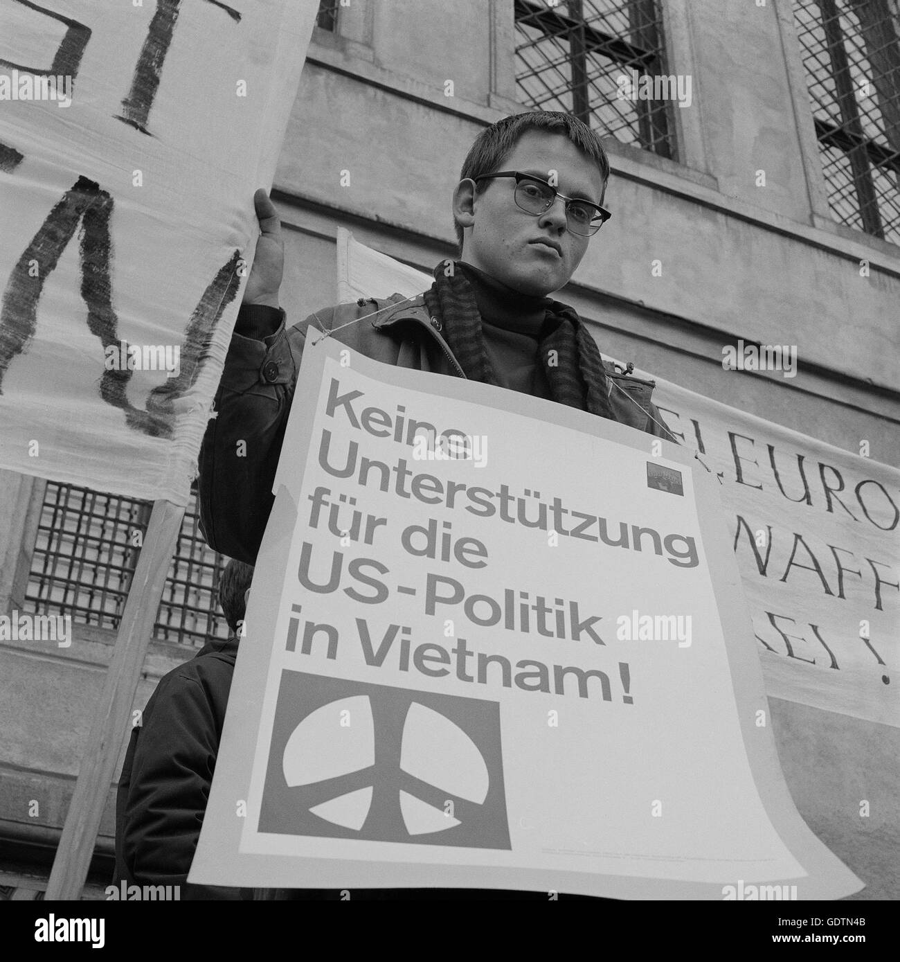 Protestation contre la guerre du Vietnam à Augsbourg, 1966 Banque D'Images