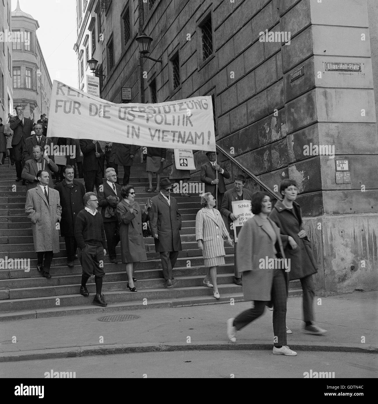 Protestation contre la guerre du Vietnam à Augsbourg, 1966 Banque D'Images