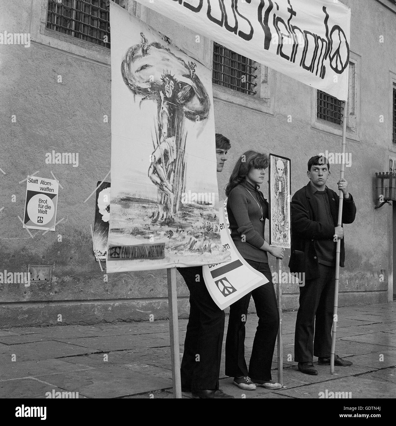 Protestation contre la guerre du Vietnam à Augsbourg, 1966 Banque D'Images