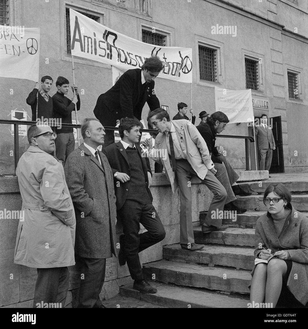 Protestation contre la guerre du Vietnam à Augsbourg, 1966 Banque D'Images