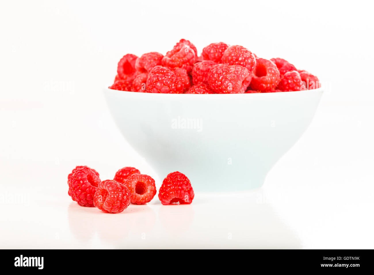 Les framboises rouges frais dans un bol Banque D'Images