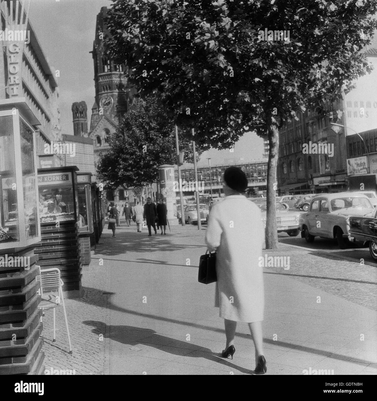 Femme marche le long de la rue Kurfürstendamm, 1964 Banque D'Images