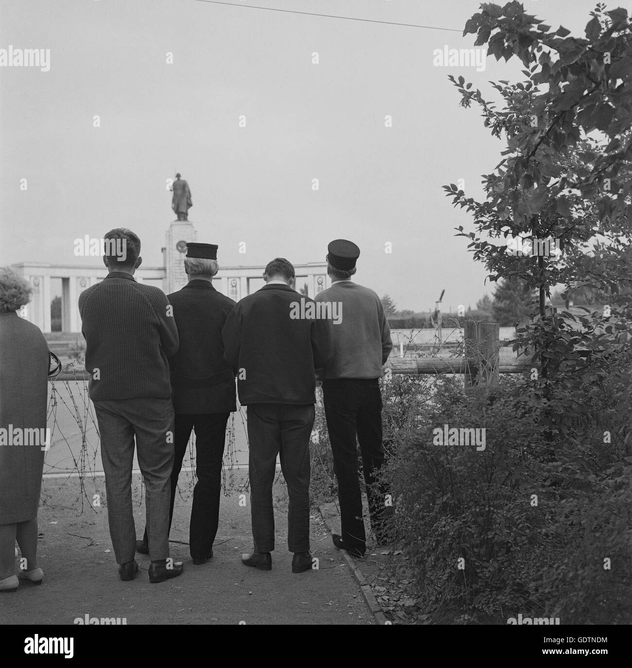 Les gens au Monument commémoratif de guerre soviétique dans le Tiergarten, 1964 Banque D'Images