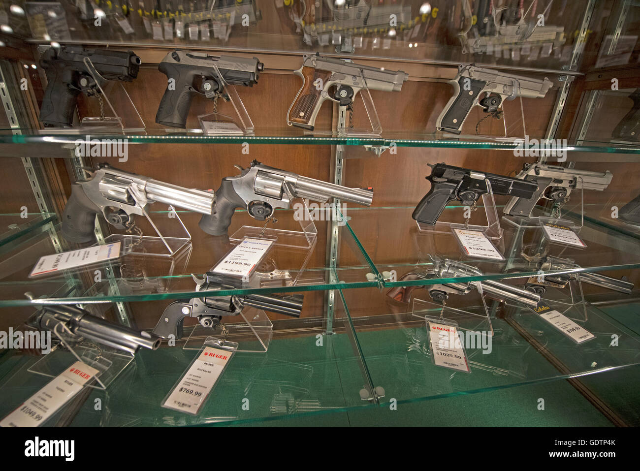 Armes en vente dans un affichage dans un magasin de sport de Nanaimo, île de Vancouver, BC Canada. 10 751 SCO. Banque D'Images
