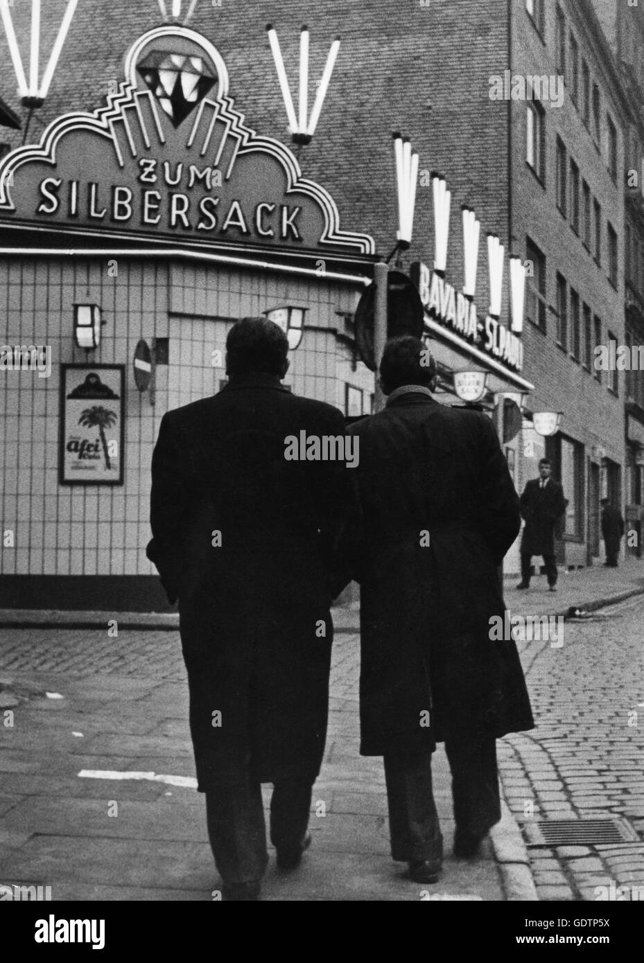 Les piétons masculins sur la Reeperbahn, 1956 Banque D'Images