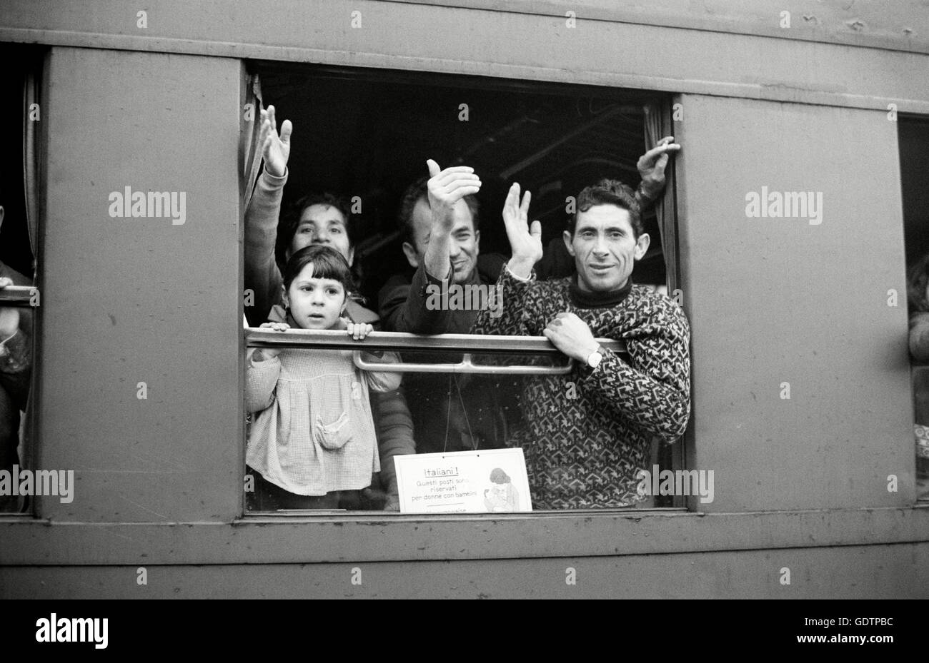 'Italienne ''Gastarbeiter'' dans un train à la gare de Wolfsburg, 1966' Banque D'Images