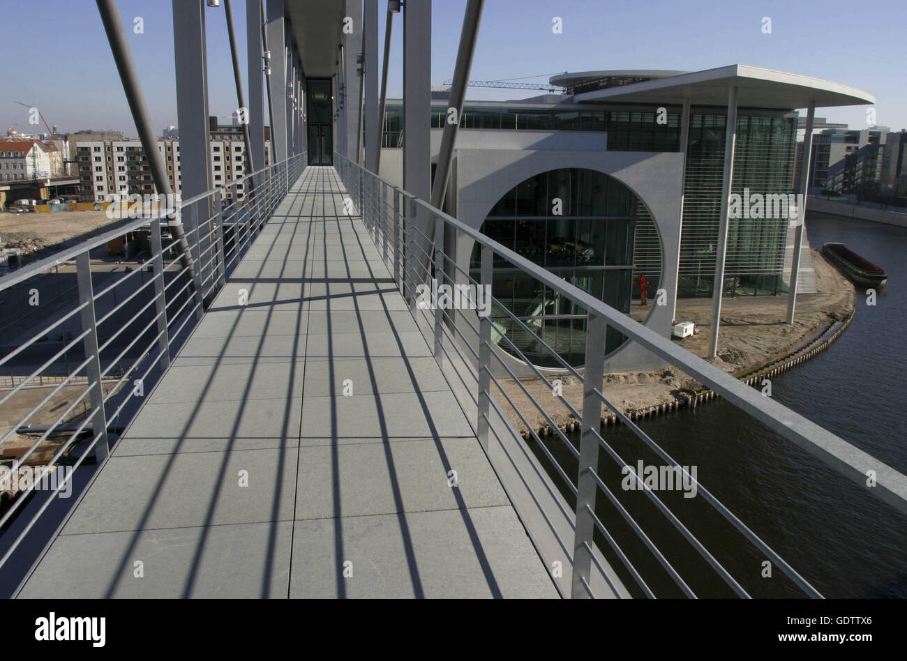 Pont vers le bâtiment Marie-Elisabeth-Lueders-Haus Banque D'Images