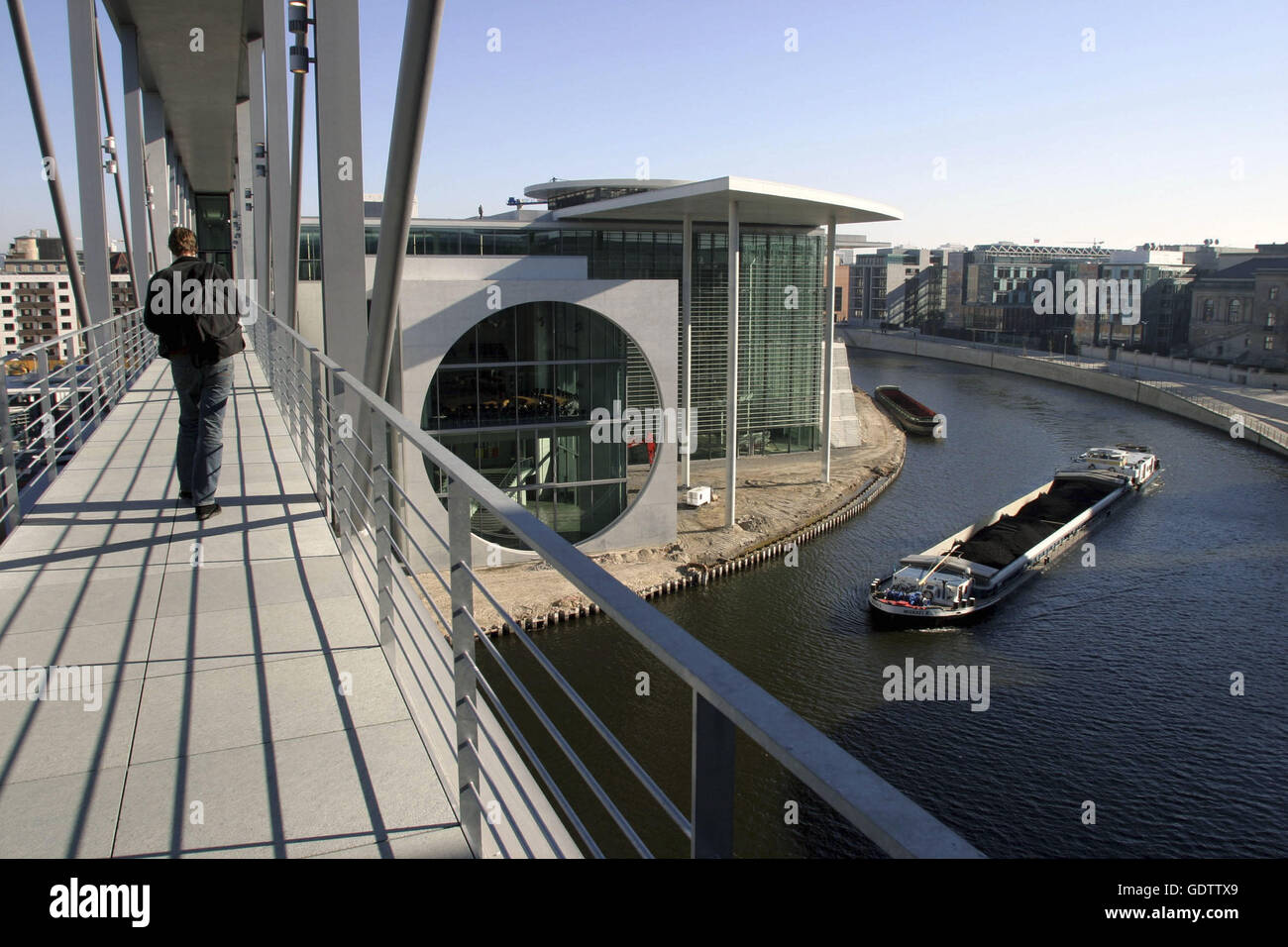 Pont vers le bâtiment Marie-Elisabeth-Lueders-Haus Banque D'Images