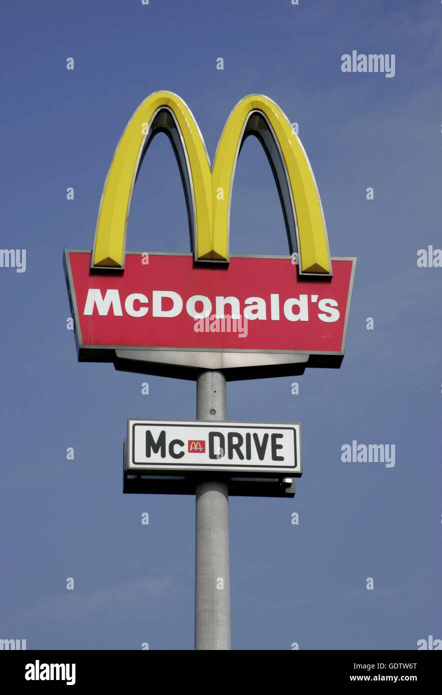 McDonald's logo McDrive Banque D'Images