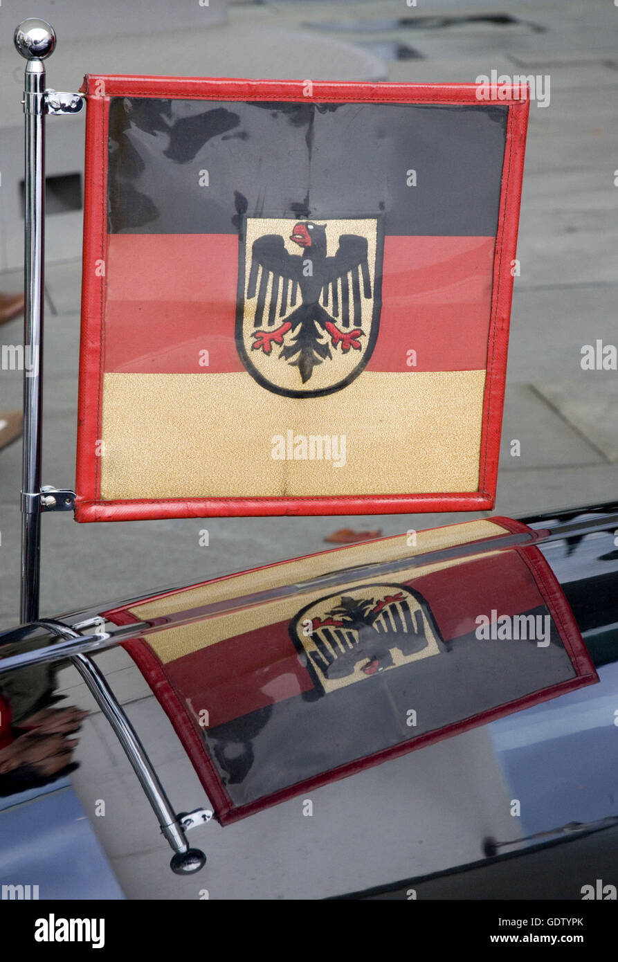 En standard avec le pavillon de l'Allemagne Banque D'Images