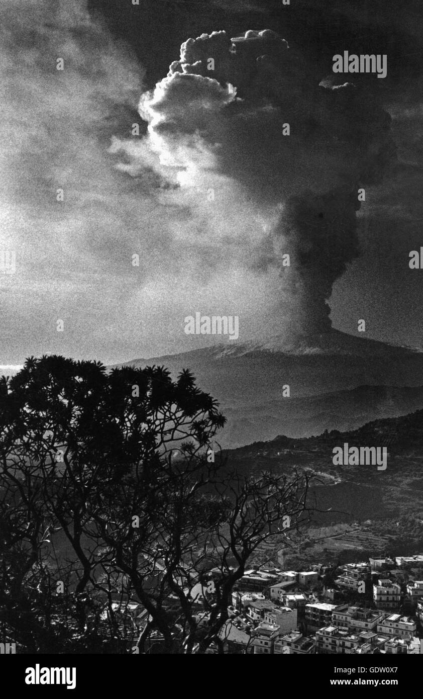Etna en sicile Banque d'images noir et blanc - Alamy