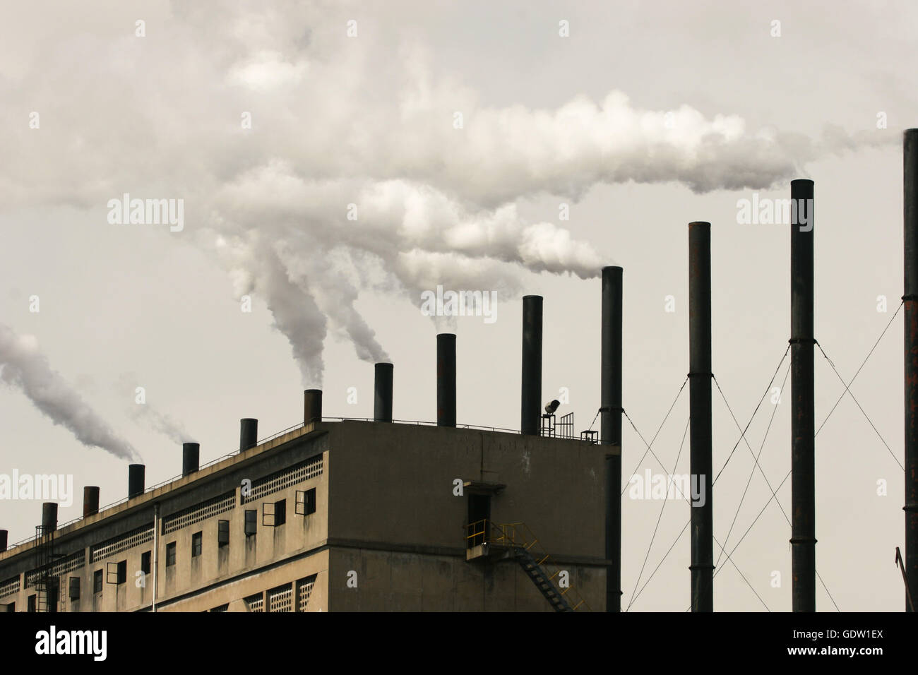 La fumée sortir de l'entonnoir d'une usine Banque D'Images