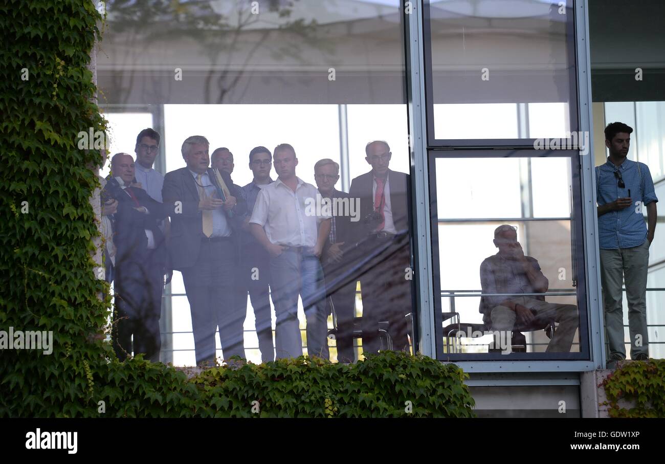 Les travailleurs de la chancellerie à Berlin, Allemagne, attendre l'arrivée du premier ministre Theresa mai pour sa rencontre avec la Chancelière allemande Angela Merkel. Banque D'Images