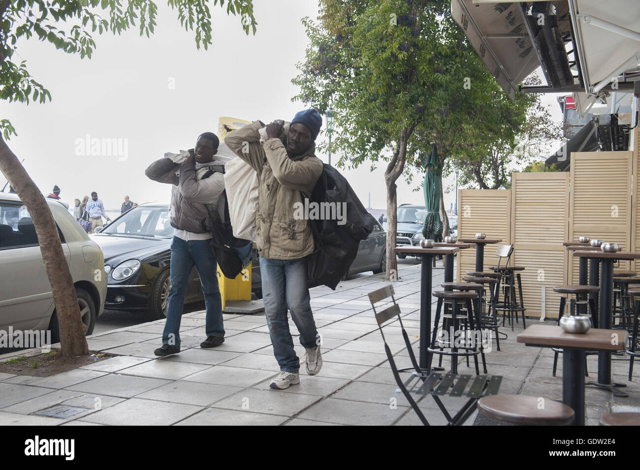 Scène de rue à Thessalonique, les immigrants, les vendeurs de rue Banque D'Images
