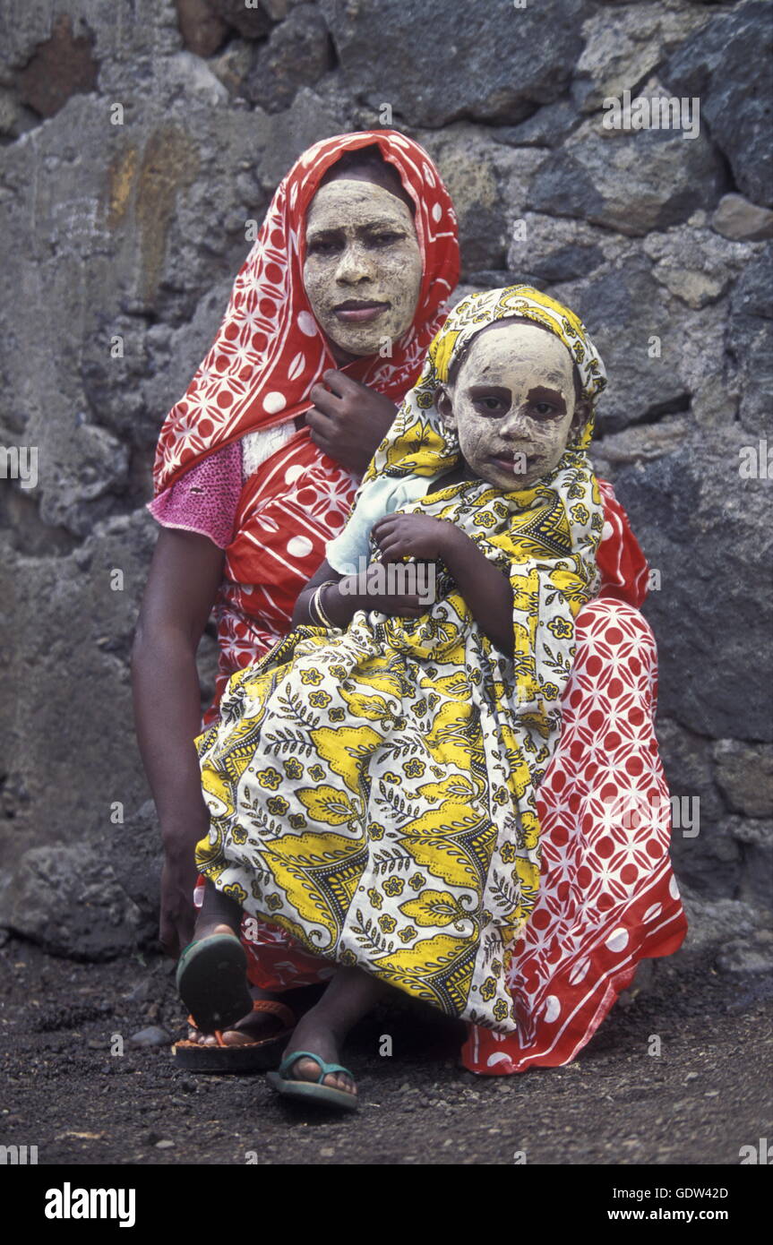 Une femme dans la ville d'Moutsamudu sur l'île d'Anjouan aux Comores sur Ilands dans l'océan Indien en Afrique. Banque D'Images