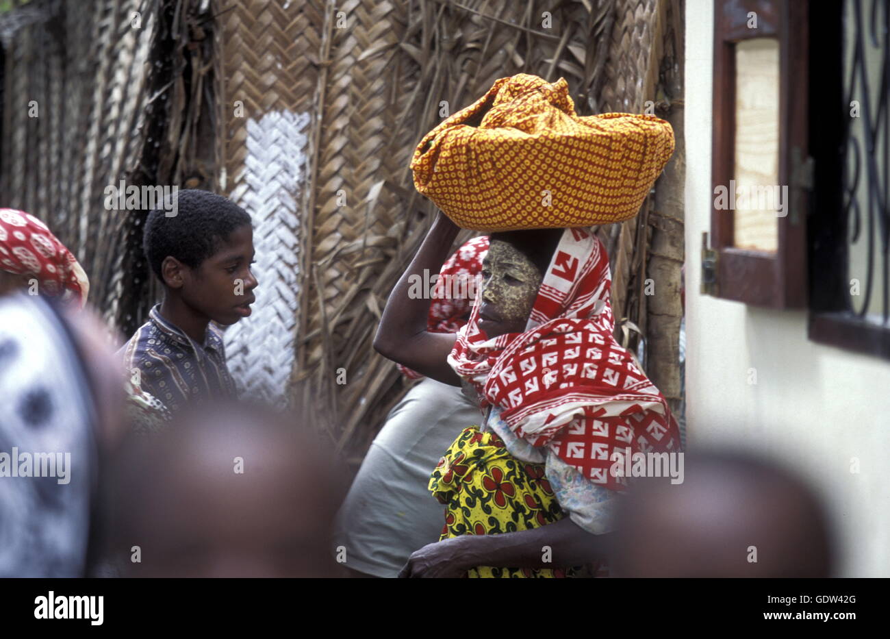 Les femmes au marché dans la ville d'Moutsamudu sur l'île d'Anjouan aux Comores sur Ilands dans l'océan Indien en Afrique. Banque D'Images