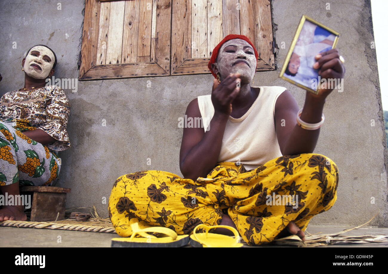 Une femme dans la ville d'Moutsamudu sur l'île d'Anjouan aux Comores sur Ilands dans l'océan Indien en Afrique. Banque D'Images