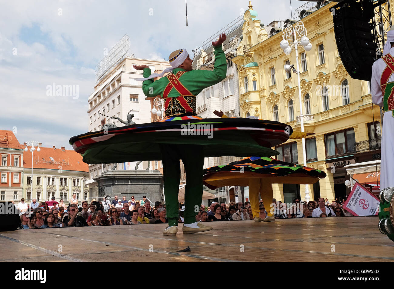 Des membres d'Al Tannoura Troupe folklorique, Le Caire, Égypte durant le 50e Festival International de Folklore dans le centre de Zagreb Banque D'Images