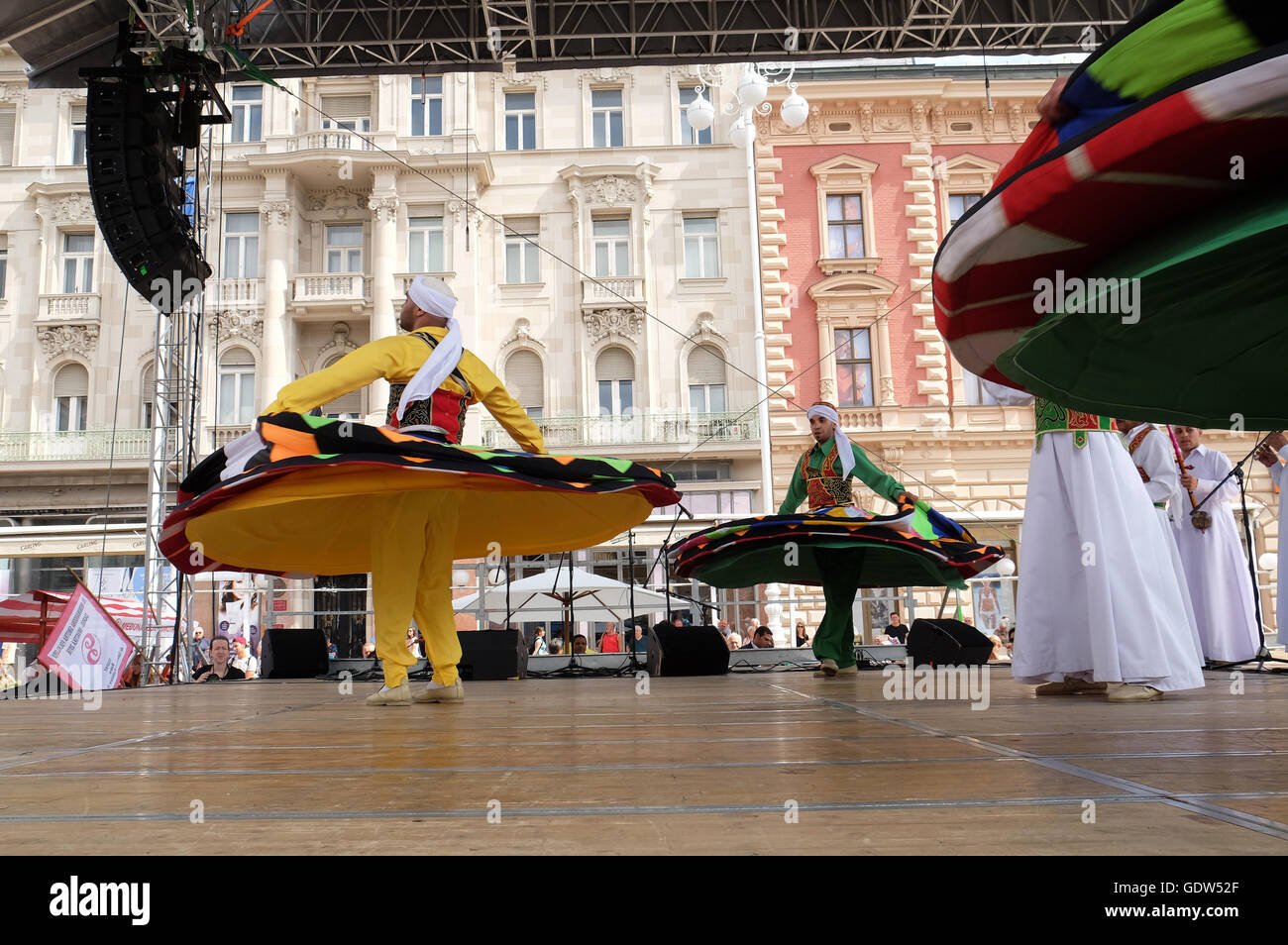 Des membres d'Al Tannoura Troupe folklorique, Le Caire, Égypte durant le 50e Festival International de Folklore dans le centre de Zagreb Banque D'Images
