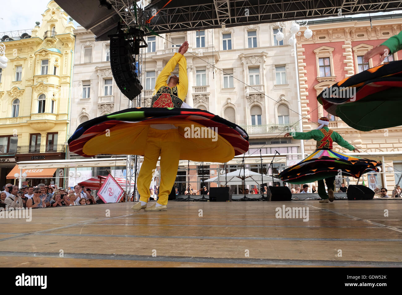 Des membres d'Al Tannoura Troupe folklorique, Le Caire, Égypte durant le 50e Festival International de Folklore dans le centre de Zagreb Banque D'Images