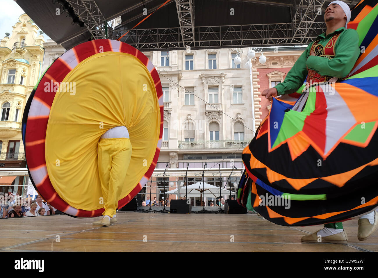 Des membres d'Al Tannoura Troupe folklorique, Le Caire, Égypte durant le 50e Festival International de Folklore dans le centre de Zagreb Banque D'Images