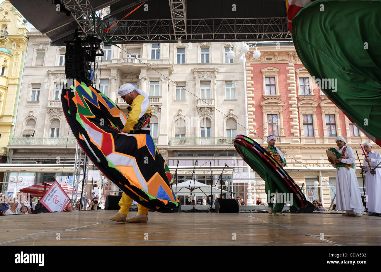 Des membres d'Al Tannoura Troupe folklorique, Le Caire, Égypte durant le 50e Festival International de Folklore dans le centre de Zagreb Banque D'Images