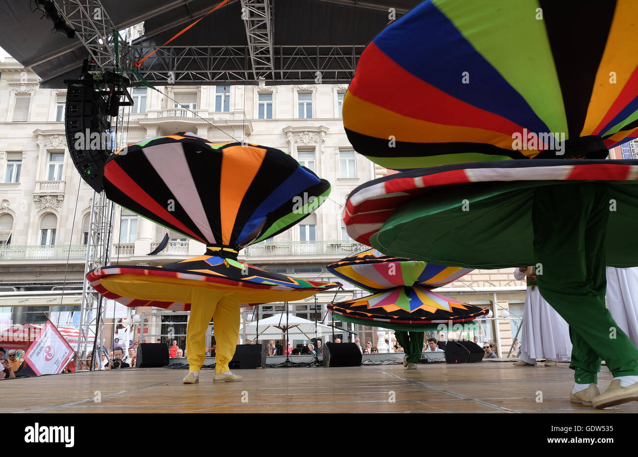 Des membres d'Al Tannoura Troupe folklorique, Le Caire, Égypte durant le 50e Festival International de Folklore dans le centre de Zagreb Banque D'Images