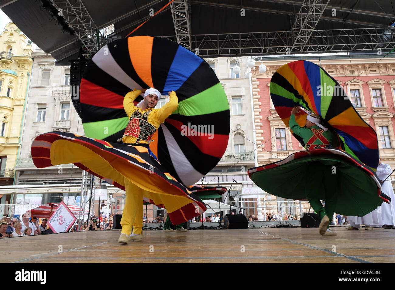 Des membres d'Al Tannoura Troupe folklorique, Le Caire, Égypte durant le 50e Festival International de Folklore dans le centre de Zagreb Banque D'Images