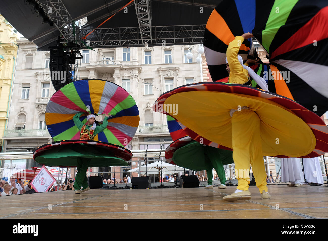 Des membres d'Al Tannoura Troupe folklorique, Le Caire, Égypte durant le 50e Festival International de Folklore dans le centre de Zagreb Banque D'Images