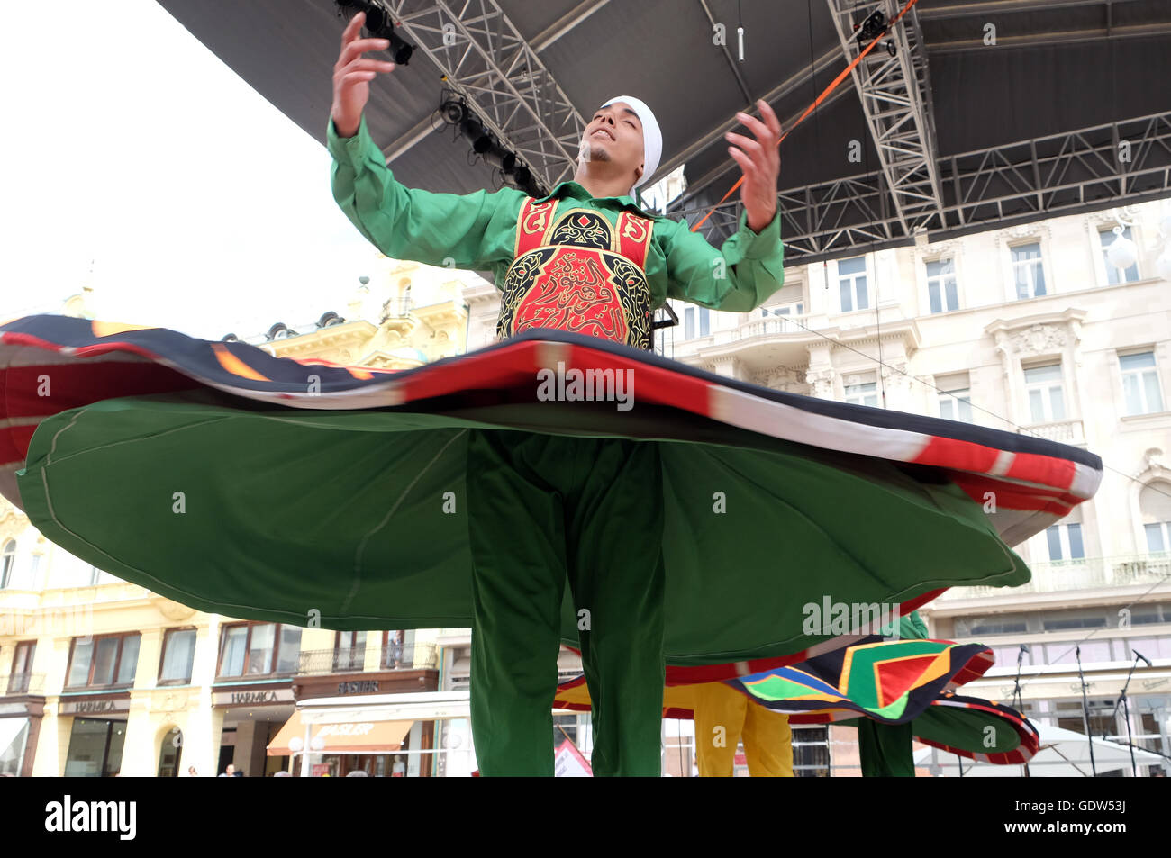 Des membres d'Al Tannoura Troupe folklorique, Le Caire, Égypte durant le 50e Festival International de Folklore dans le centre de Zagreb Banque D'Images