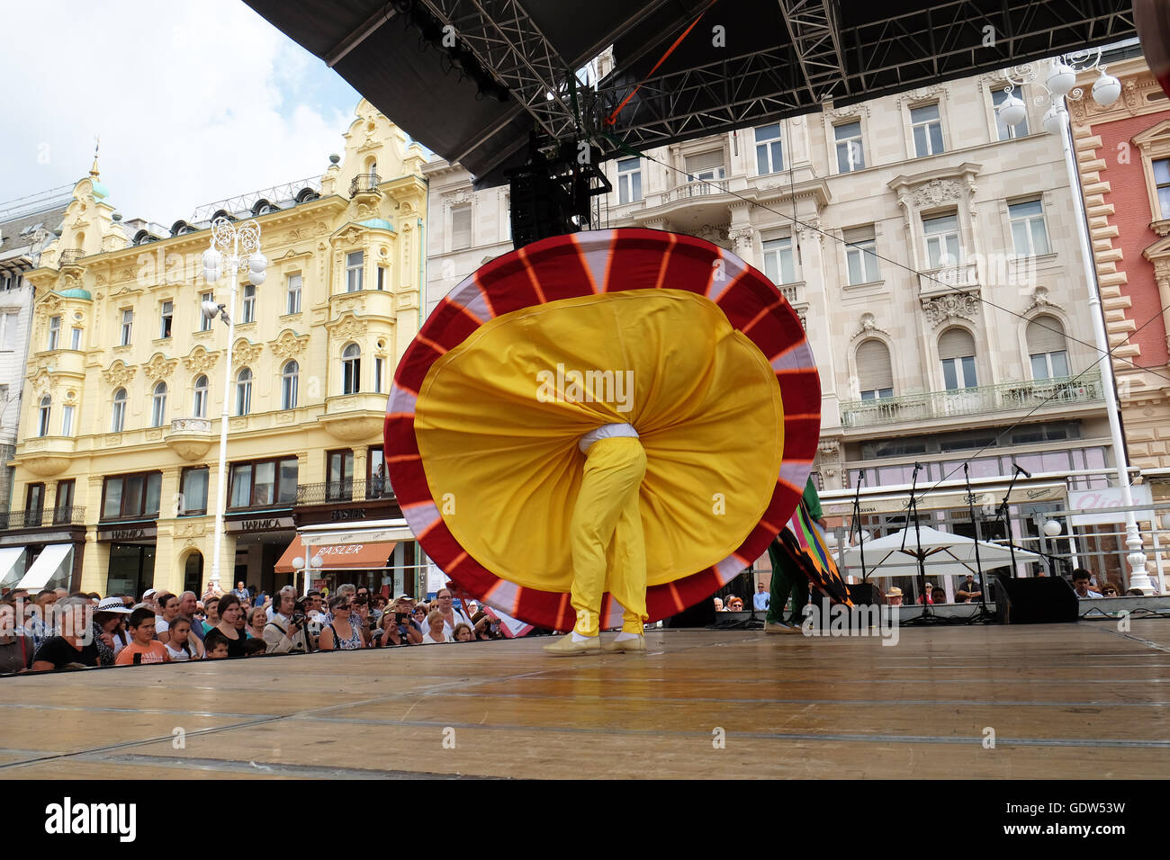 Des membres d'Al Tannoura Troupe folklorique, Le Caire, Égypte durant le 50e Festival International de Folklore dans le centre de Zagreb Banque D'Images