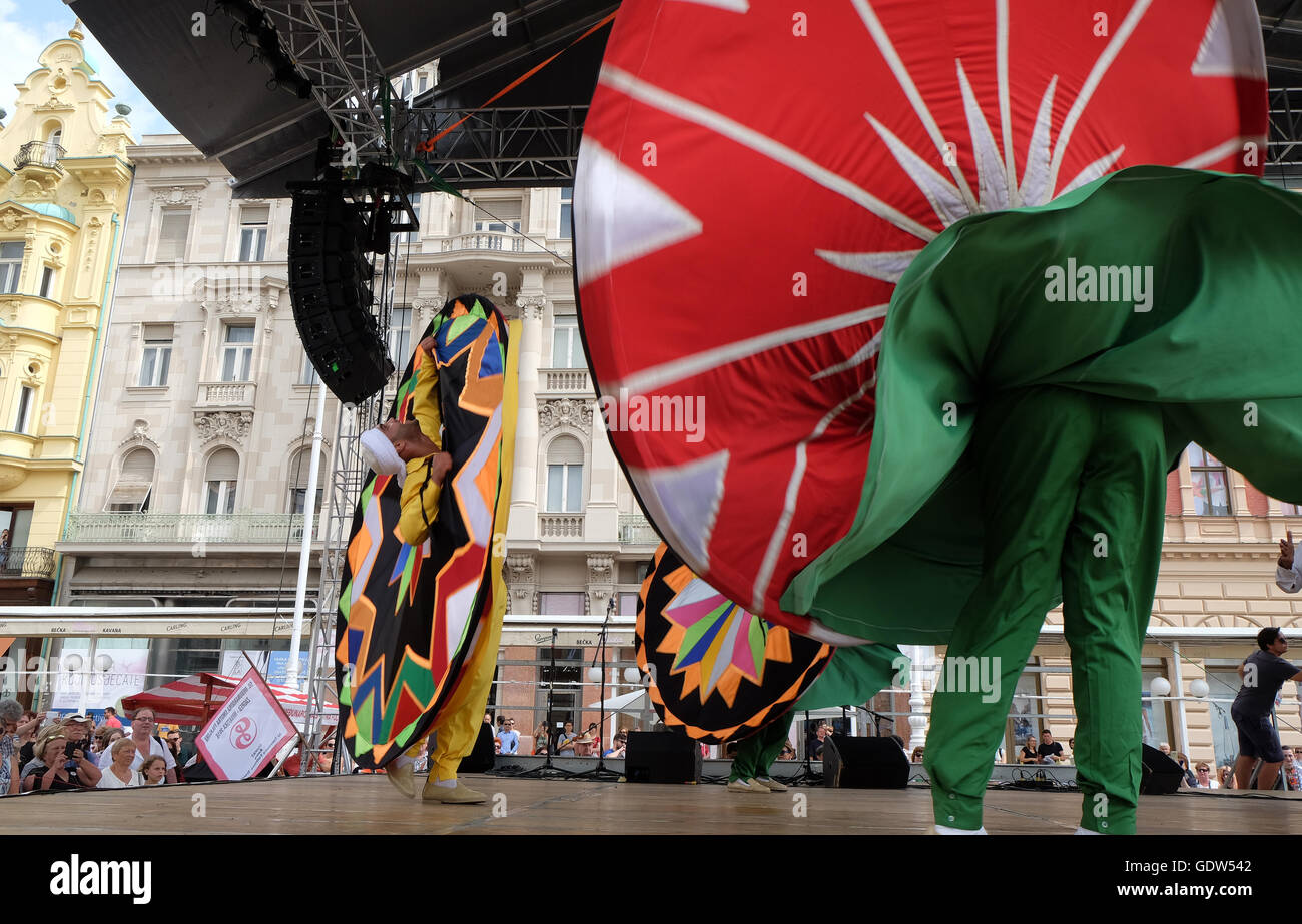 Des membres d'Al Tannoura Troupe folklorique, Le Caire, Égypte durant le 50e Festival International de Folklore dans le centre de Zagreb Banque D'Images