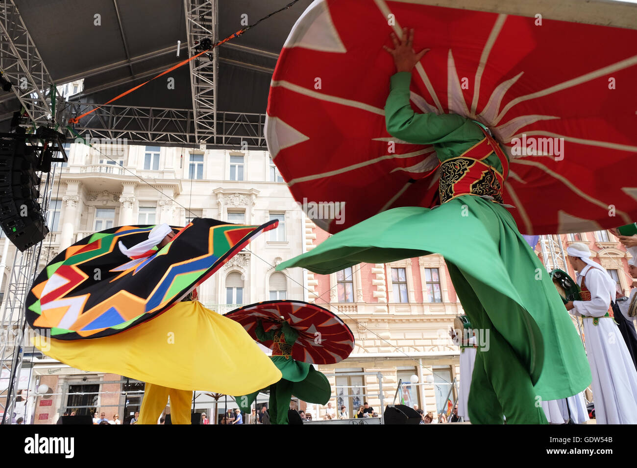 Des membres d'Al Tannoura Troupe folklorique, Le Caire, Égypte durant le 50e Festival International de Folklore dans le centre de Zagreb Banque D'Images
