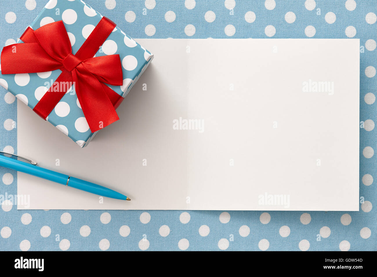 Carte de souhaits avec boîte-cadeau à pois et d'un stylo Banque D'Images