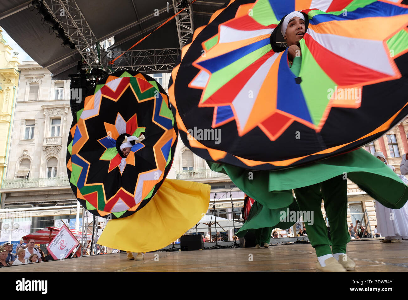 Des membres d'Al Tannoura Troupe folklorique, Le Caire, Égypte durant le 50e Festival International de Folklore dans le centre de Zagreb Banque D'Images