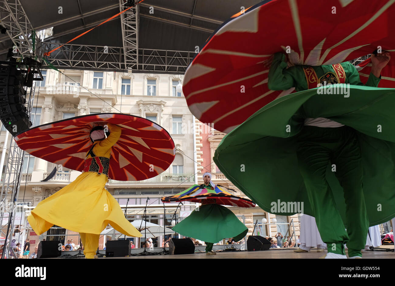 Des membres d'Al Tannoura Troupe folklorique, Le Caire, Égypte durant le 50e Festival International de Folklore dans le centre de Zagreb Banque D'Images