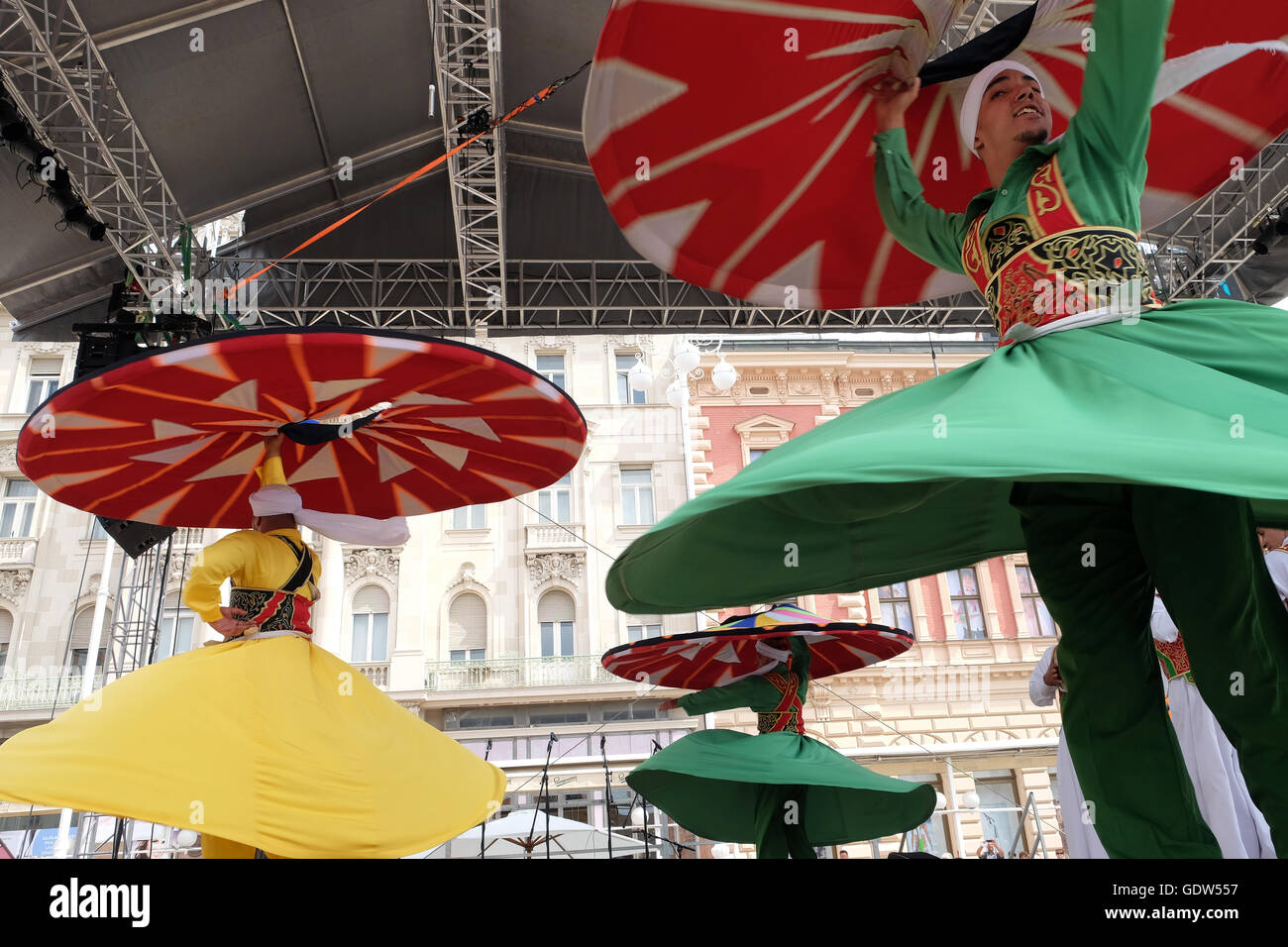 Des membres d'Al Tannoura Troupe folklorique, Le Caire, Égypte durant le 50e Festival International de Folklore dans le centre de Zagreb Banque D'Images