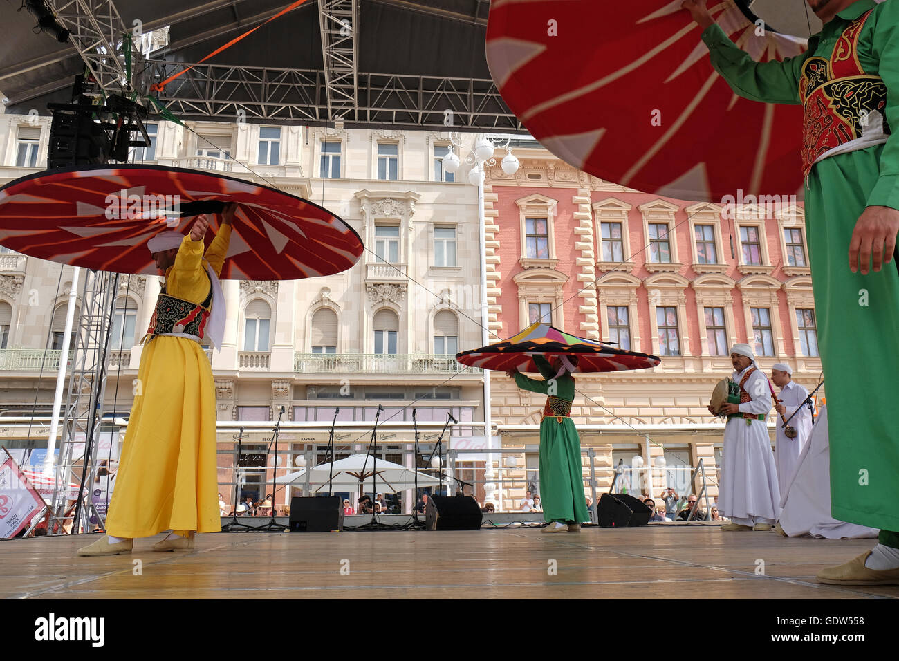 Des membres d'Al Tannoura Troupe folklorique, Le Caire, Égypte durant le 50e Festival International de Folklore dans le centre de Zagreb Banque D'Images