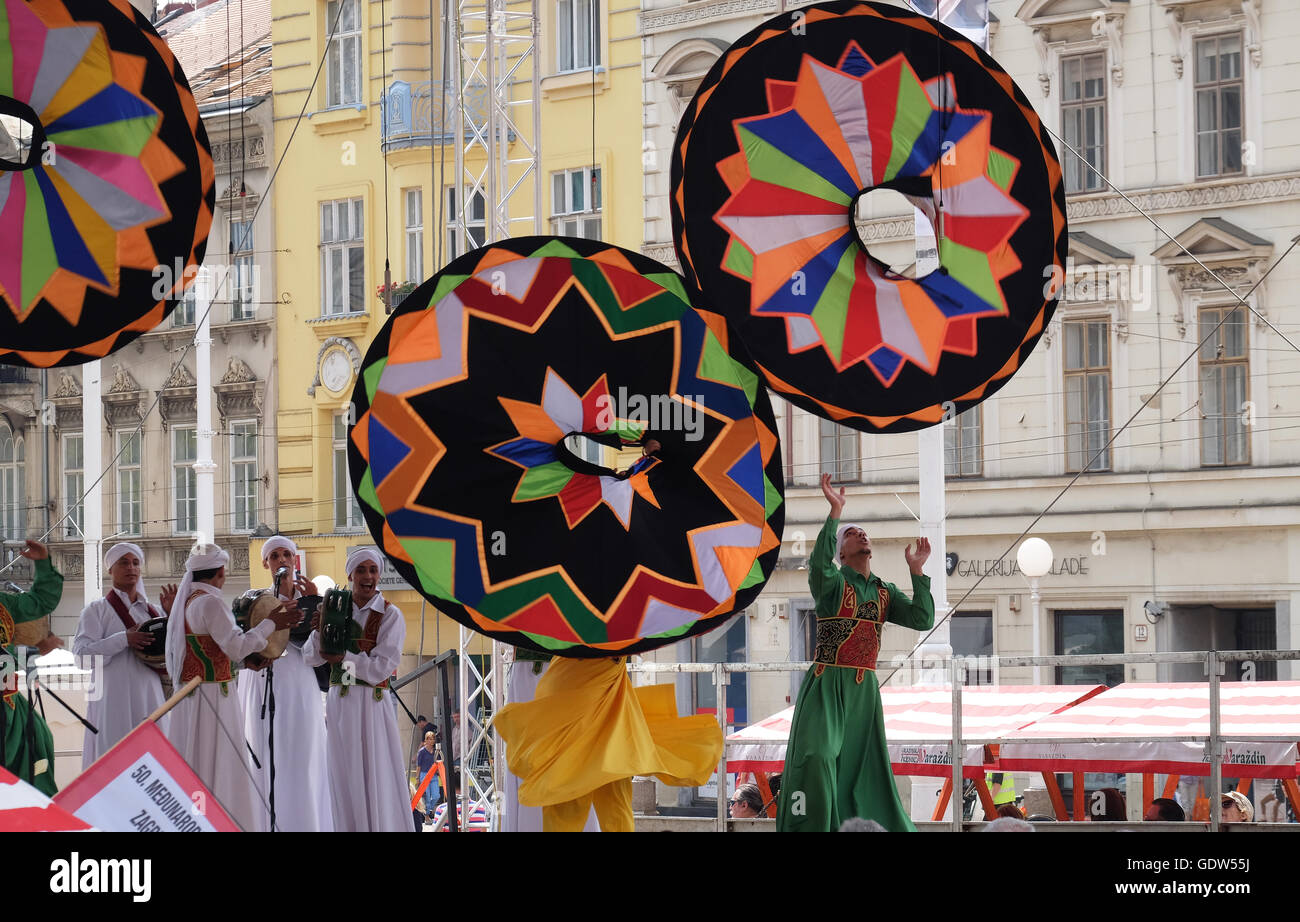 Des membres d'Al Tannoura Troupe folklorique, Le Caire, Égypte durant le 50e Festival International de Folklore dans le centre de Zagreb Banque D'Images