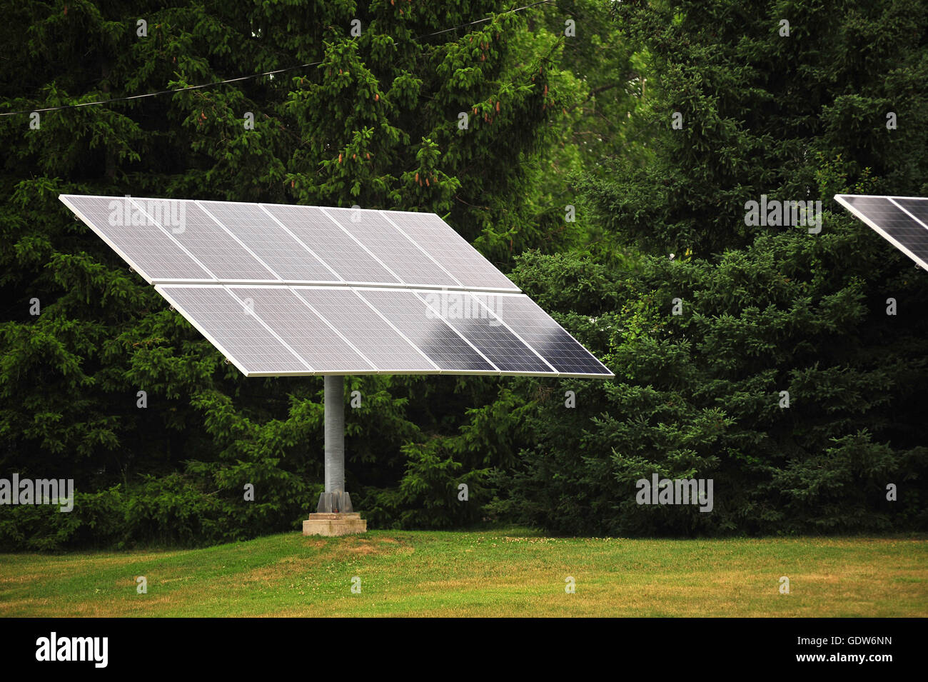 Une feuille de panneaux solaires dans la ville canadienne de London, en Ontario. Banque D'Images