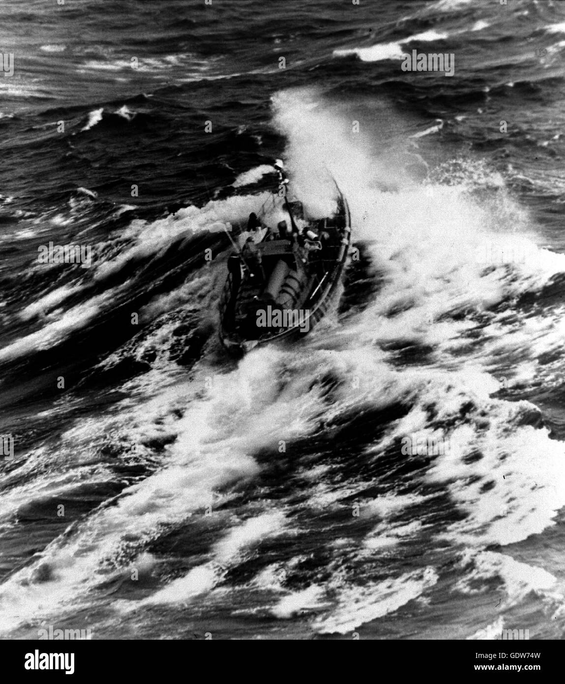 AJAXNETPHOTO. 14e Août, 1979. Mer d'Irlande. - FASTNET RACE 1979 - L'une des nombreuses embarcations QUI PARTICIPENT À LA RECHERCHE DES SURVIVANTS DE LA tempête qui a dévasté le FREAK 1979 FASTNET YACHT RACE PHOTO:AJAX NOUVELLES PHOTOS REF :()YAR   79 SAUVETAGE FASTNET Banque D'Images