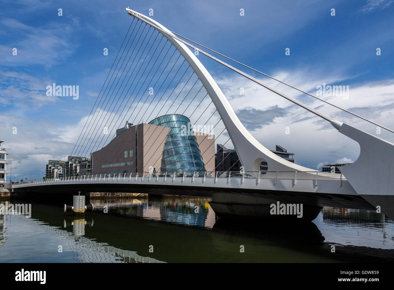 Le Samuel Beckett Bridge et le bâtiment sur le front de mer à proximité du centre des congrès - centre-ville de Dublin, Irlande Banque D'Images