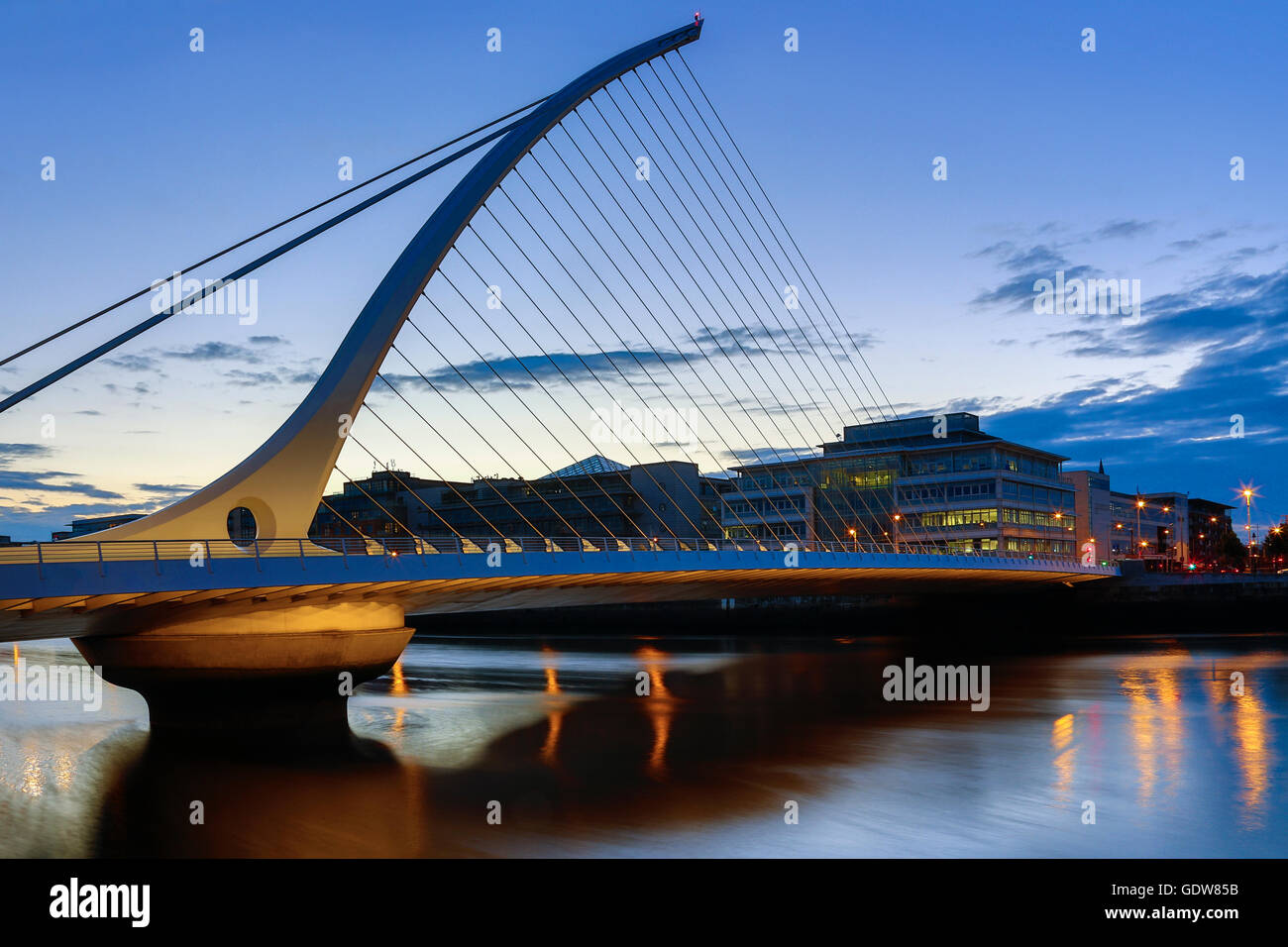 Le Samuel Beckett Bridge et le bâtiment sur le front de mer à proximité du centre des congrès - centre-ville de Dublin, Irlande Banque D'Images