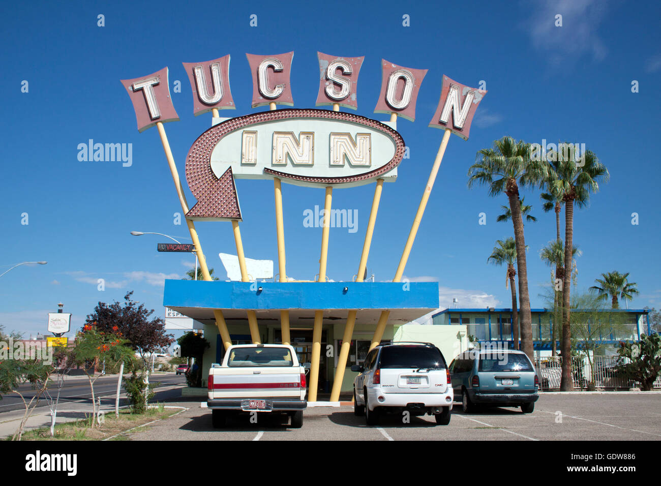 Vintage Tucson Inn signe dans le centre-ville de Tucson, Arizona, une relique de motel classique au bord de la route de design néon du milieu du siècle et de charme rétro Americana. Banque D'Images