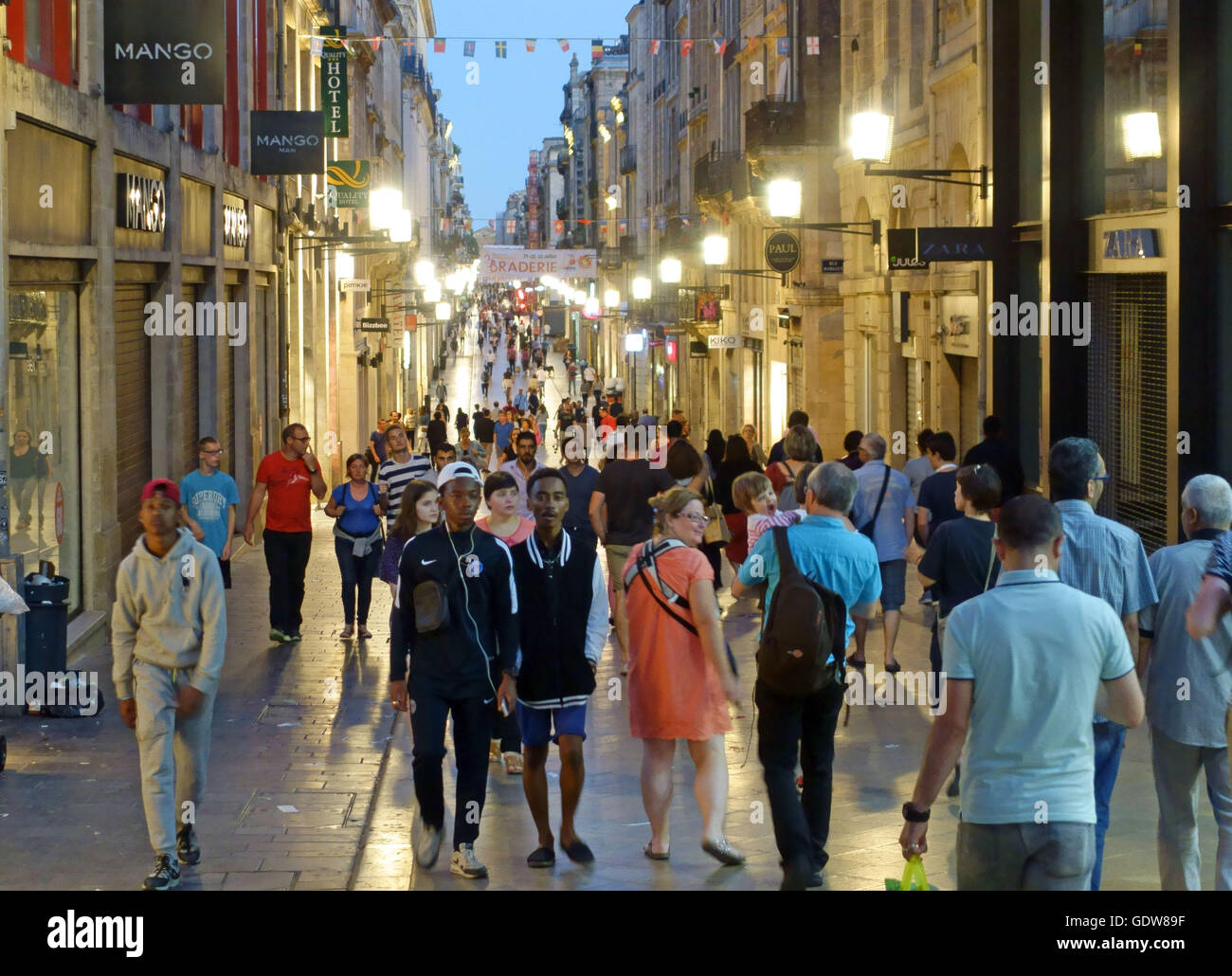 Rue Sainte Catherine dans le centre de Bordeaux, France Banque D'Images