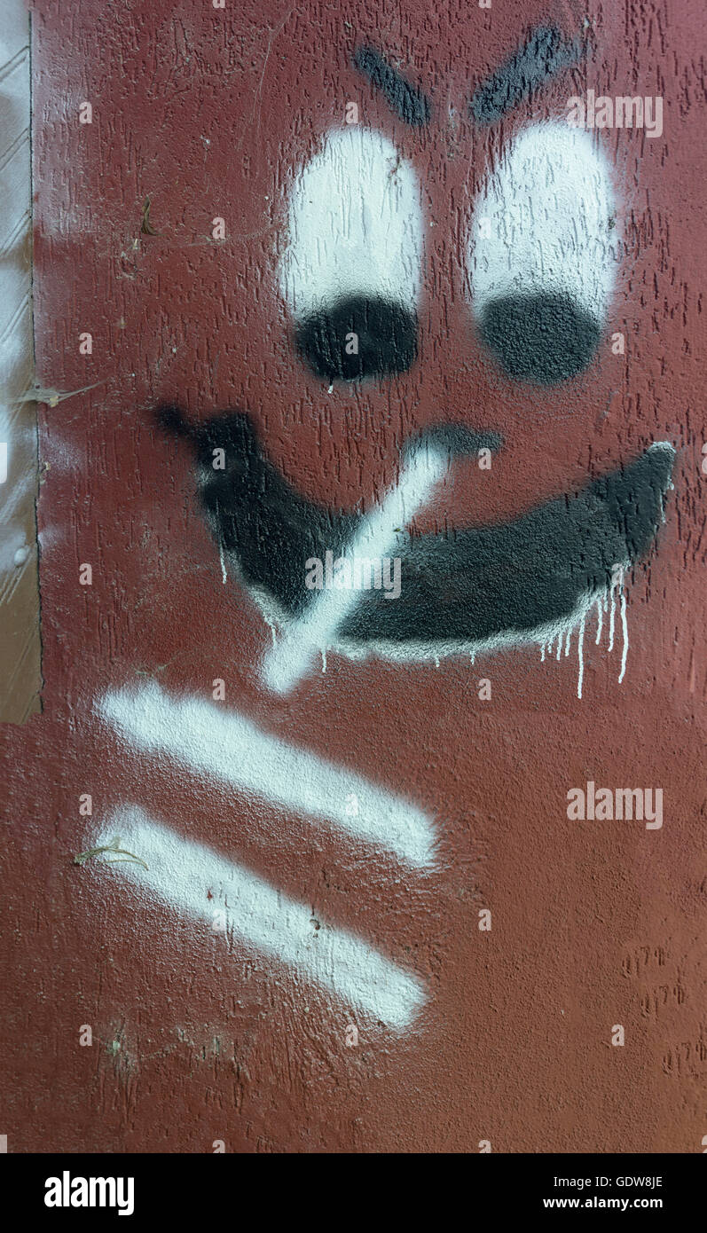 Le mal heureux visage psychopathologie, sali, graffiti, les dribbles. blanc, marron, noir, yeux, fou, de métal, d'un désordre, Banque D'Images