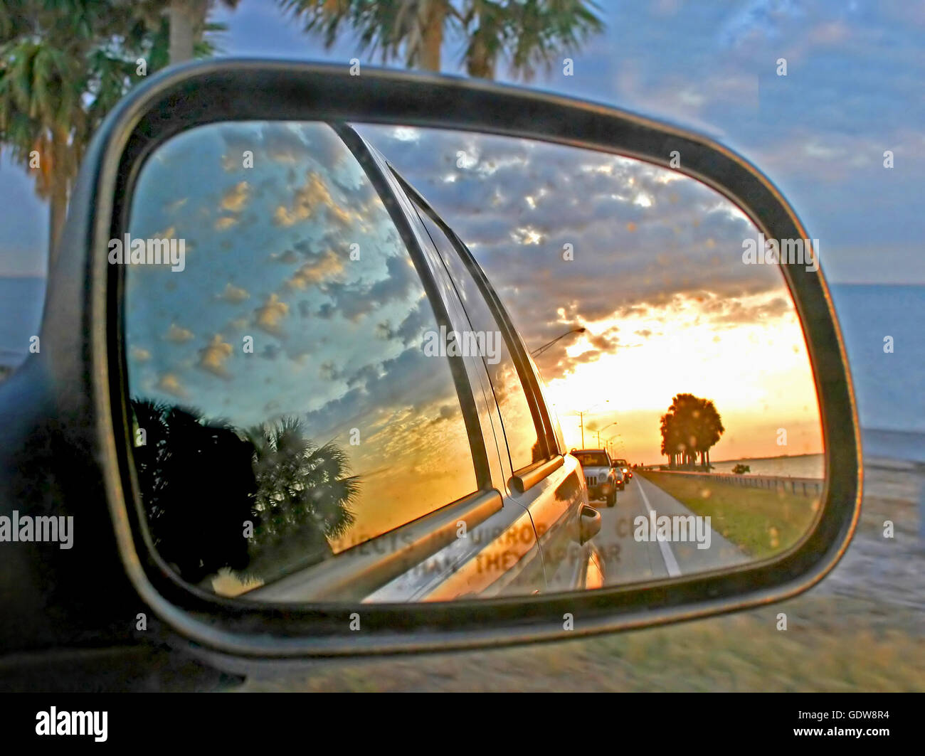 Les réflexions de voitures et d'un coucher de soleil Banque D'Images