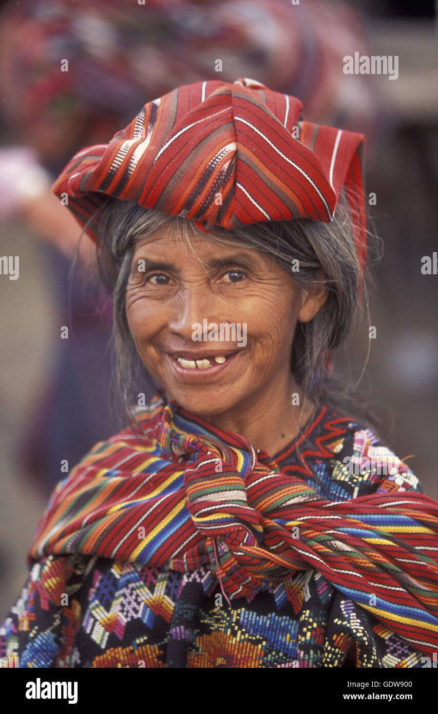 Les gens de clotes traditionnel dans le village de chichi ou de Chichicastenango au Guatemala en Amérique centrale. Banque D'Images