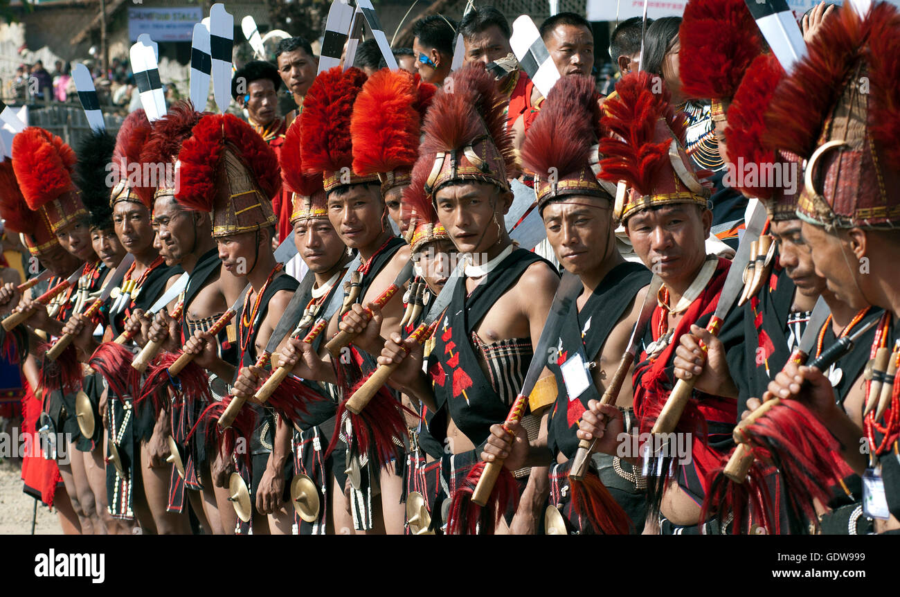 L'image d'hommes de la tribu Chang à Horbill festival, Nagaland, Inde Banque D'Images