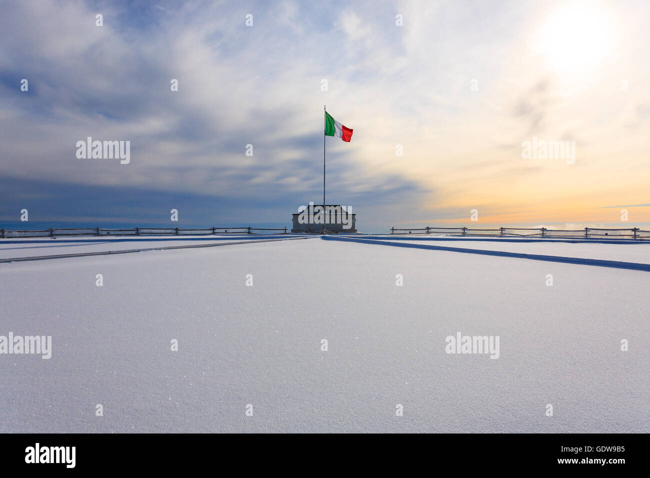 Panorama d'hiver des Alpes italiennes. Édifice commémoratif de la première guerre mondiale. Brandir le drapeau italien Banque D'Images